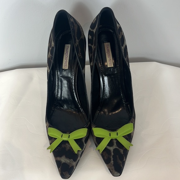 Fabrizio Viti Summer Fever Leopard Print Satin Pumps with Green Bow - Picture 5 of 17